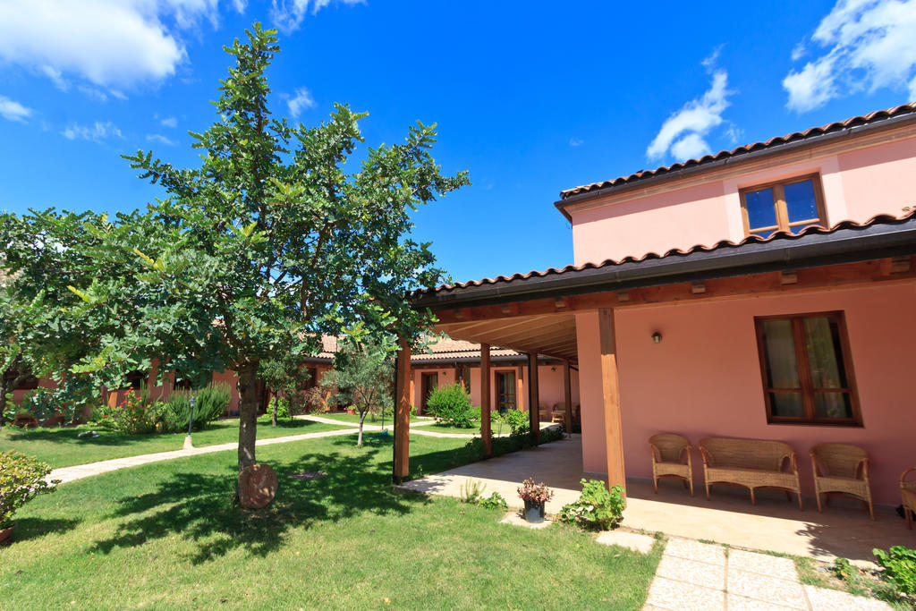 La Corte Dei Rei Aparthotel Кастиадас Екстериор снимка